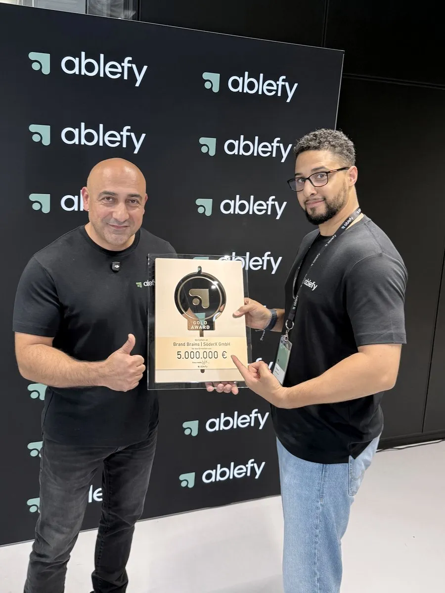 Award-Übergabe an einen Kunden